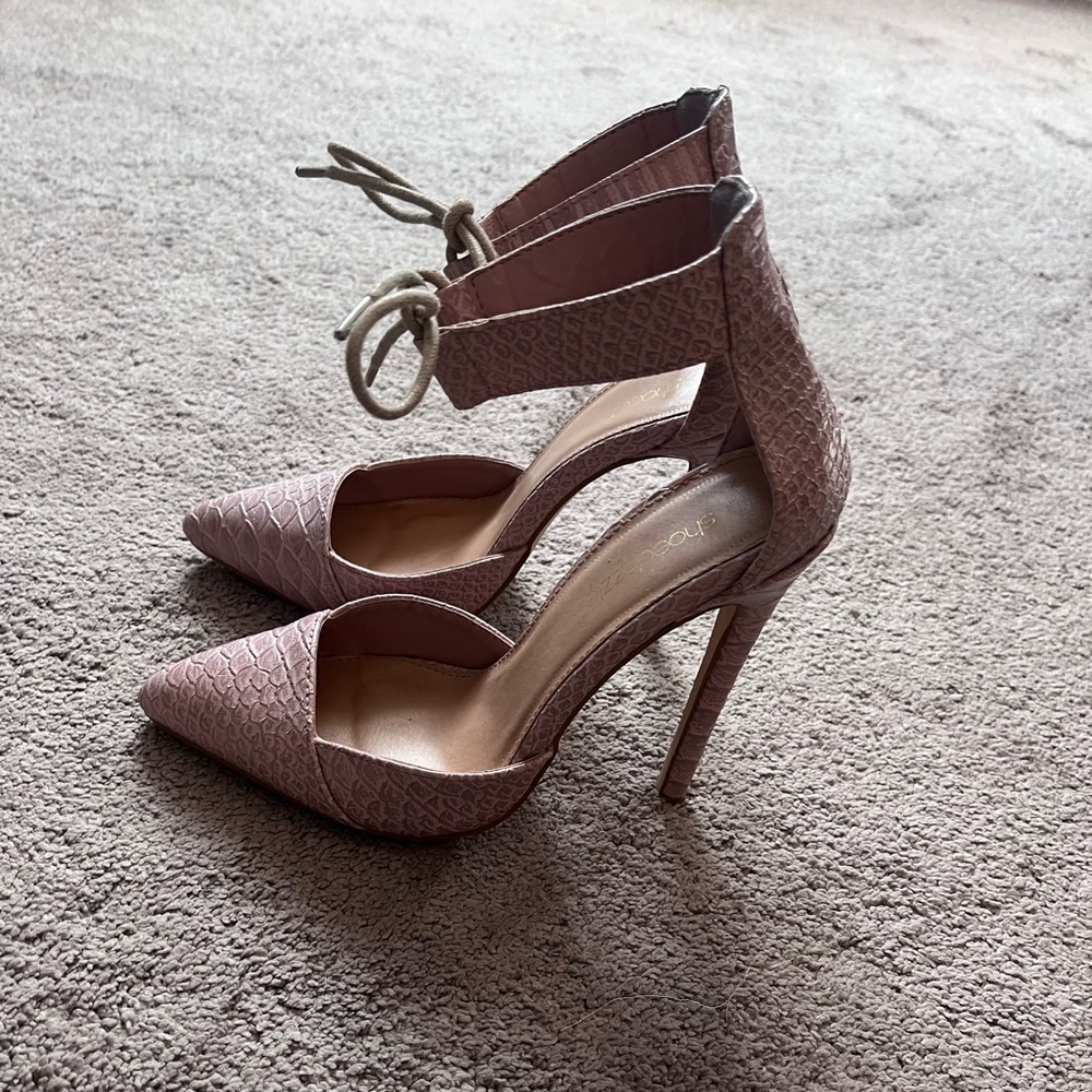 EUC Shoedazzle dusty rose snakeskin style heels with lace up detail